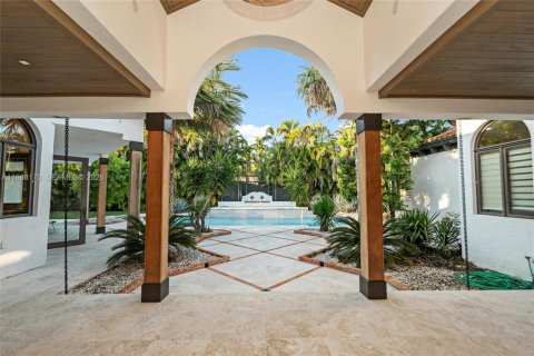 House in Coral Gables, Florida 6 bedrooms, 603.12 sq.m. № 2063097 - photo 12