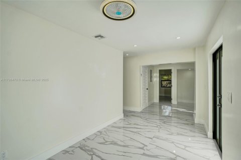 House in Miami, Florida 4 bedrooms, 120.77 sq.m. № 1485367 - photo 11