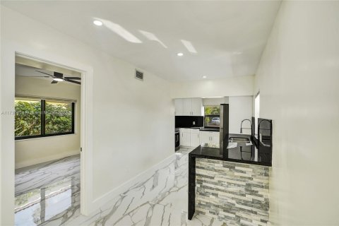 House in Miami, Florida 4 bedrooms, 120.77 sq.m. № 1485367 - photo 14