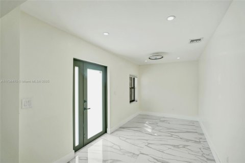 House in Miami, Florida 4 bedrooms, 120.77 sq.m. № 1485367 - photo 9