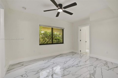 House in Miami, Florida 4 bedrooms, 120.77 sq.m. № 1485367 - photo 18