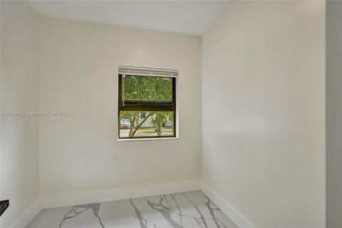 House in Miami, Florida 4 bedrooms, 120.77 sq.m. № 1485367 - photo 20