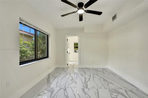 House in Miami, Florida 4 bedrooms, 120.77 sq.m. № 1485367 - photo 19