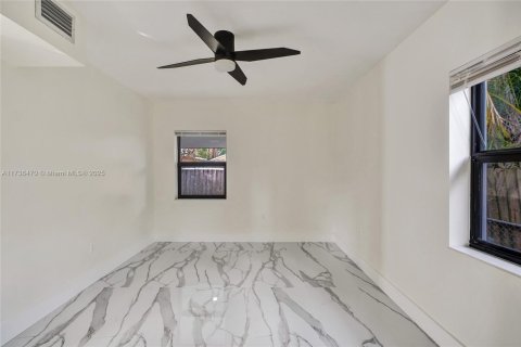 House in Miami, Florida 4 bedrooms, 120.77 sq.m. № 1485367 - photo 27