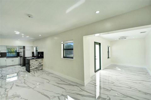 House in Miami, Florida 4 bedrooms, 120.77 sq.m. № 1485367 - photo 10