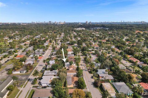 House in Miami, Florida 4 bedrooms, 120.77 sq.m. № 1485367 - photo 7