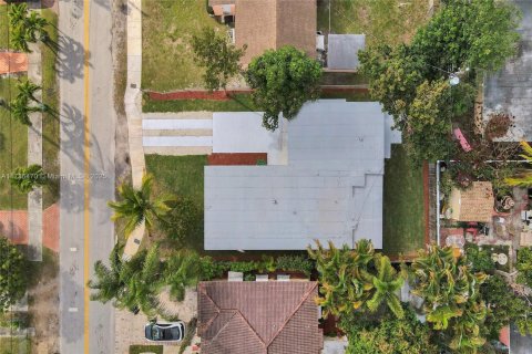 House in Miami, Florida 4 bedrooms, 120.77 sq.m. № 1485367 - photo 4