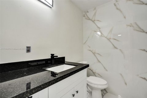 House in Miami, Florida 4 bedrooms, 120.77 sq.m. № 1485367 - photo 24