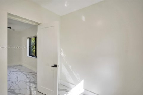 House in Miami, Florida 4 bedrooms, 120.77 sq.m. № 1485367 - photo 21