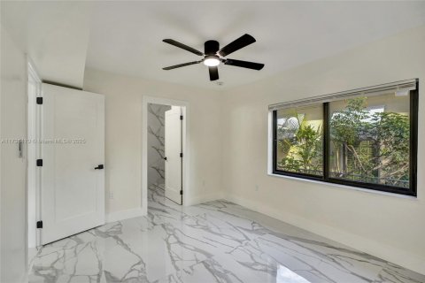 House in Miami, Florida 4 bedrooms, 120.77 sq.m. № 1485367 - photo 23