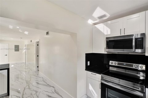 House in Miami, Florida 4 bedrooms, 120.77 sq.m. № 1485367 - photo 15