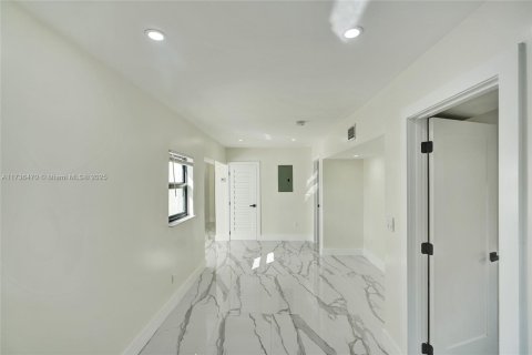 House in Miami, Florida 4 bedrooms, 120.77 sq.m. № 1485367 - photo 17