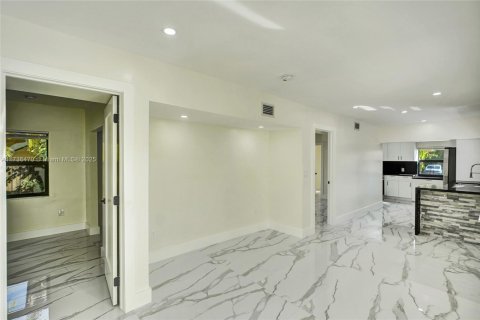 House in Miami, Florida 4 bedrooms, 120.77 sq.m. № 1485367 - photo 12
