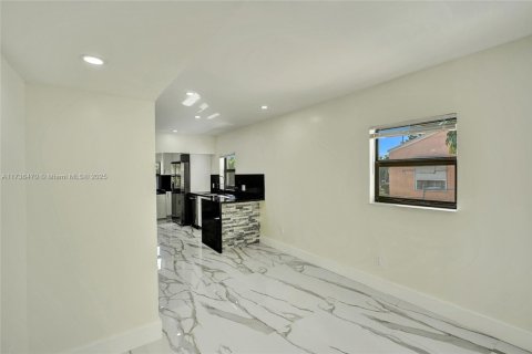 House in Miami, Florida 4 bedrooms, 120.77 sq.m. № 1485367 - photo 13