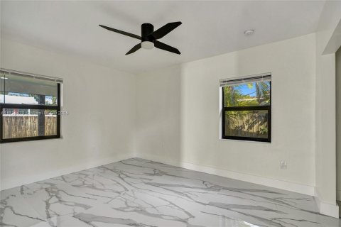 House in Miami, Florida 4 bedrooms, 120.77 sq.m. № 1485367 - photo 26