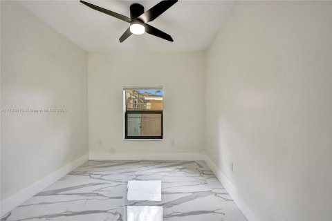 House in Miami, Florida 4 bedrooms, 120.77 sq.m. № 1485367 - photo 30