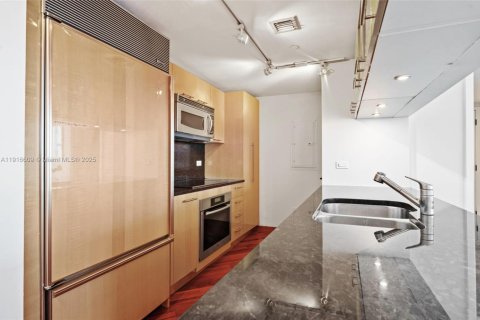 Condo in Miami Beach, Florida, 2 bedrooms № 2082526 - photo 12