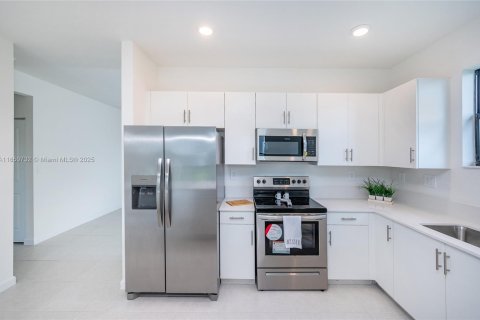 House in Homestead, Florida 4 bedrooms, 169.73 sq.m. № 1856917 - photo 4