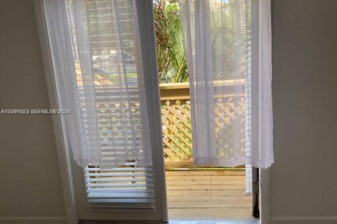 Condo in West Palm Beach, Florida, 2 bedrooms  № 2397709 - photo 12