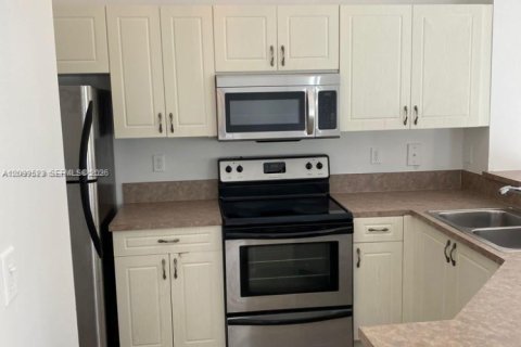 Condo in West Palm Beach, Florida, 2 bedrooms  № 2397709 - photo 4