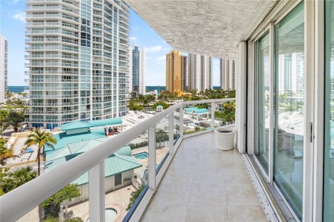 Condominio en venta en Sunny Isles Beach, Florida, 2 dormitorios, 199.18 m2 № 1872188 - foto 3