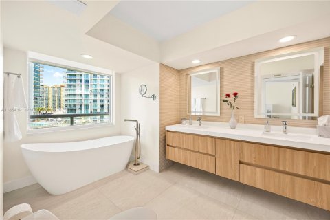 Condominio en venta en Sunny Isles Beach, Florida, 2 dormitorios, 199.18 m2 № 1872188 - foto 19