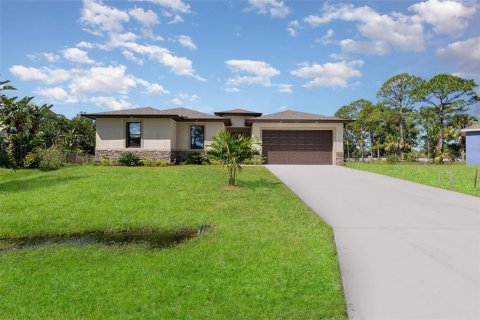 House in Palm Bay, Florida 4 bedrooms, 201.69 sq.m. № 2218376 - photo 2