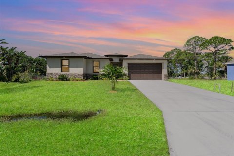 House in Palm Bay, Florida 4 bedrooms, 201.69 sq.m. № 2218376