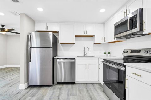 House in Tampa, Florida 3 bedrooms, 93.65 sq.m. № 2430835 - photo 6