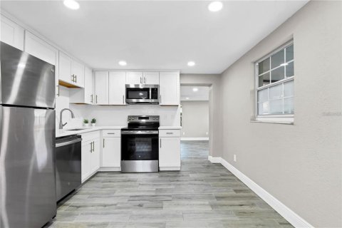House in Tampa, Florida 3 bedrooms, 93.65 sq.m. № 2430835 - photo 7