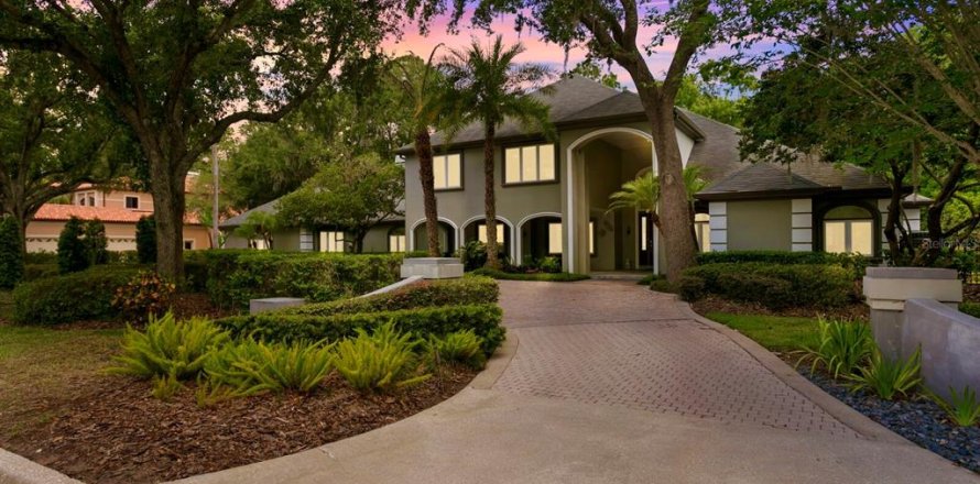 House in Tampa, Florida 5 bedrooms, 506.78 sq.m. № 1673335