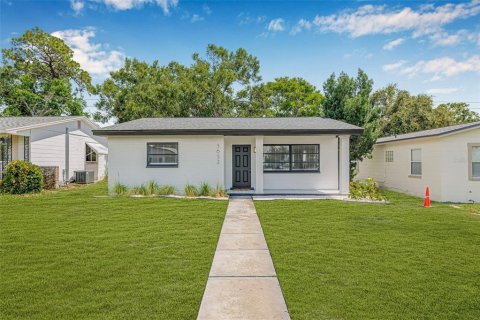 House in Saint Petersburg, Florida 3 bedrooms, 129.78 sq.m. № 1815968 - photo 1