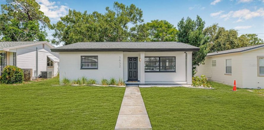 House in Saint Petersburg, Florida 3 bedrooms, 129.78 sq.m. № 1815968