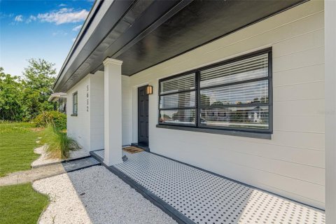 House in Saint Petersburg, Florida 3 bedrooms, 129.78 sq.m. № 1815968 - photo 3