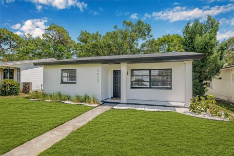 House in Saint Petersburg, Florida 3 bedrooms, 129.78 sq.m. № 1815968 - photo 2