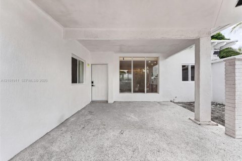 Villa ou maison à louer à Miami, Floride: 4 chambres, 148.64 m2 № 2404235 - photo 3