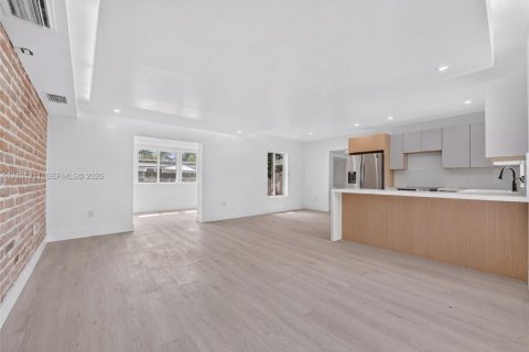 Villa ou maison à louer à Miami, Floride: 4 chambres, 148.64 m2 № 2404235 - photo 4