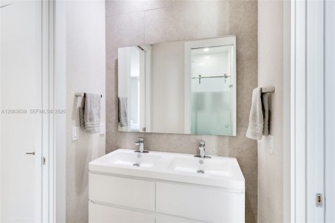 Casa en venta en Miami, Florida, 5 dormitorios, 291.16 m2 № 2352982 - foto 21