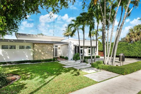 Casa en venta en Miami, Florida, 5 dormitorios, 291.16 m2 № 2352982 - foto 3