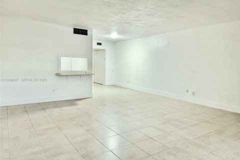 Copropriété à louer à North Miami, Floride: 1 chambre, 92.07 m2 № 1997644 - photo 2