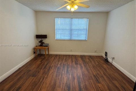 Condo in Tamarac, Florida, 2 bedrooms  № 2055348 - photo 2