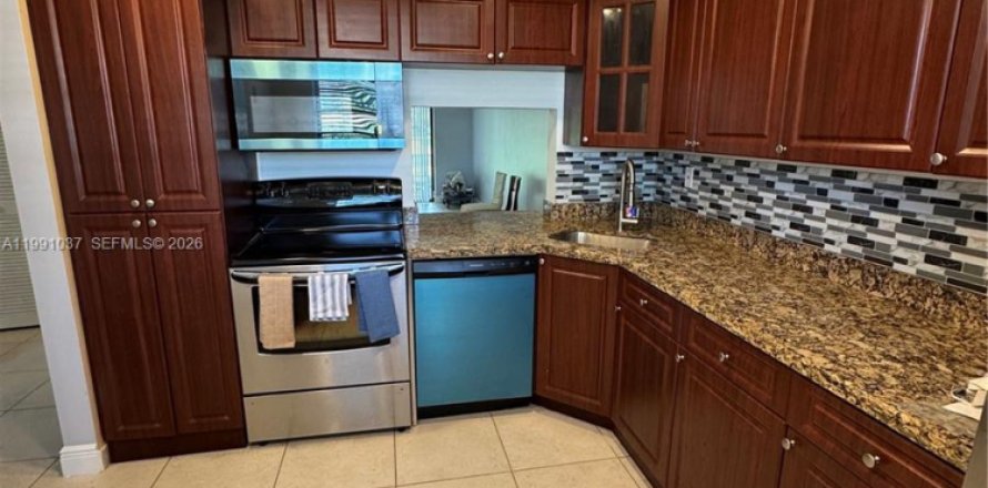 Condo in Tamarac, Florida, 2 bedrooms  № 2055348