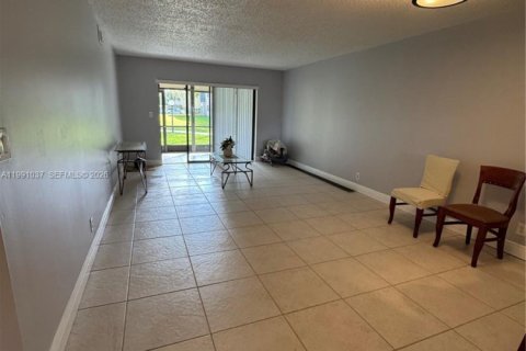 Condo in Tamarac, Florida, 2 bedrooms  № 2055348 - photo 7