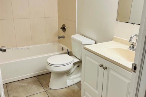 Condo in Hialeah, Florida, 2 bedrooms  № 1862054 - photo 22
