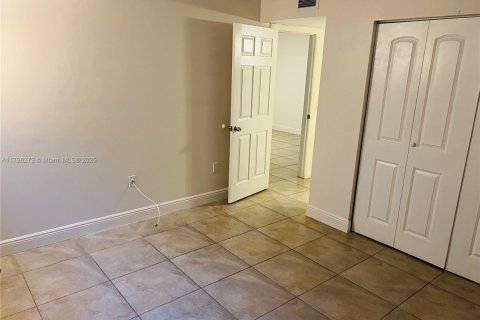 Condo in Hialeah, Florida, 2 bedrooms  № 1862054 - photo 15