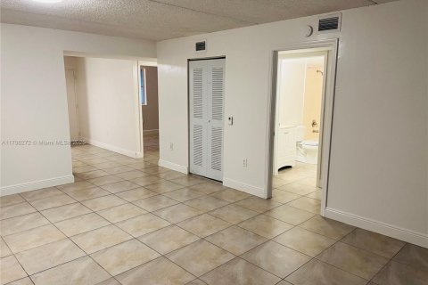 Condo in Hialeah, Florida, 2 bedrooms  № 1862054 - photo 2