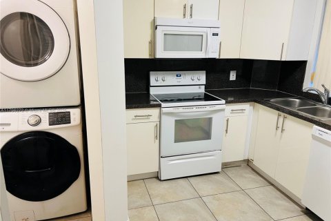 Condo in Hialeah, Florida, 2 bedrooms  № 1862054 - photo 5