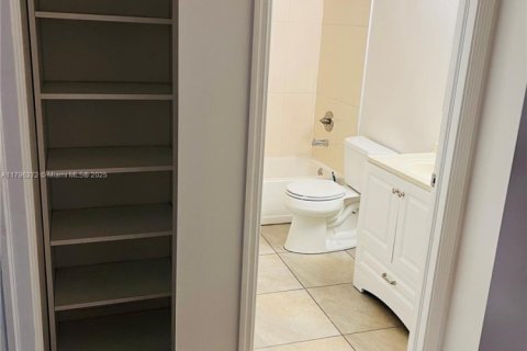 Condo in Hialeah, Florida, 2 bedrooms  № 1862054 - photo 23