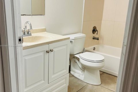 Condo in Hialeah, Florida, 2 bedrooms  № 1862054 - photo 13