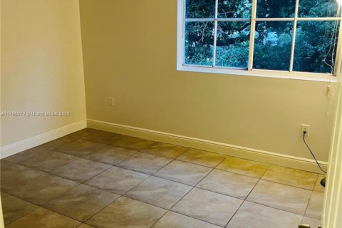 Condo in Hialeah, Florida, 2 bedrooms  № 1862054 - photo 14